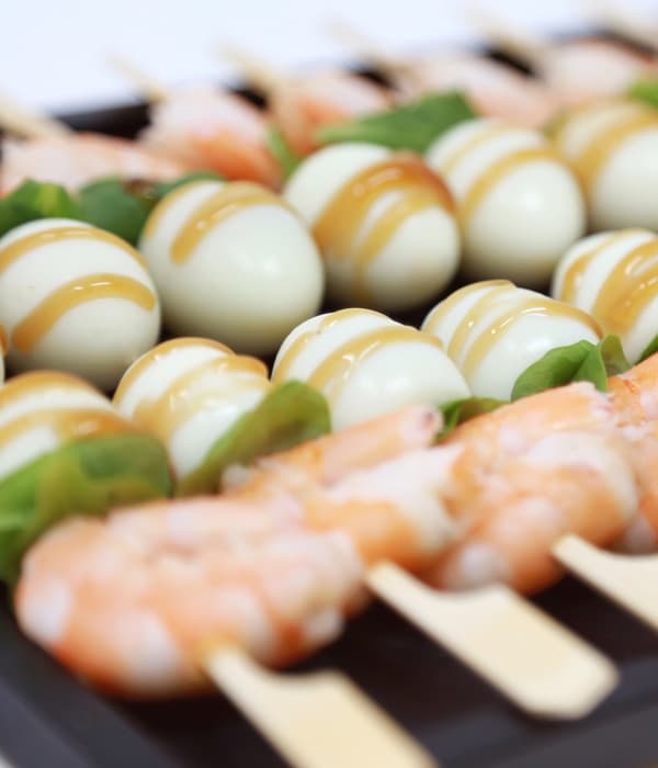 Brochetas de langostino y huevo de codorniz