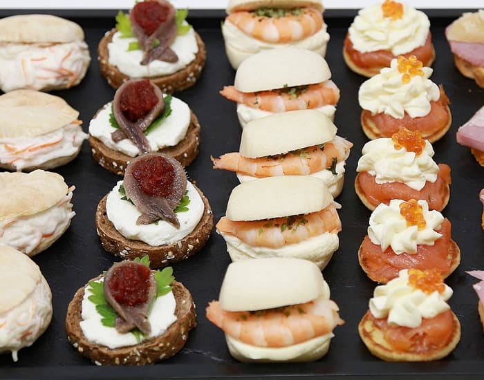 Surtido de canapés con anchoa, gamba y salmón con huevas