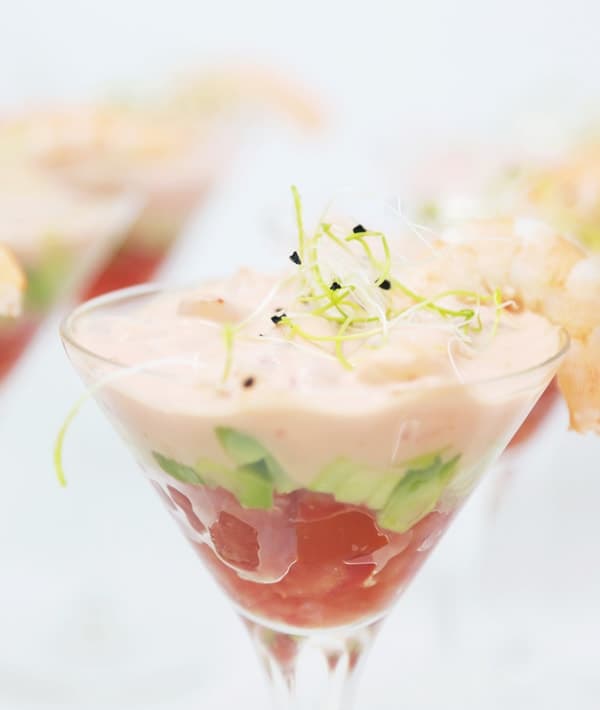 Copa de cóctel de langostinos con aguacate y tomate