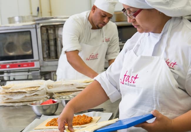 Cocineros del obrador preparando masas y rellenos