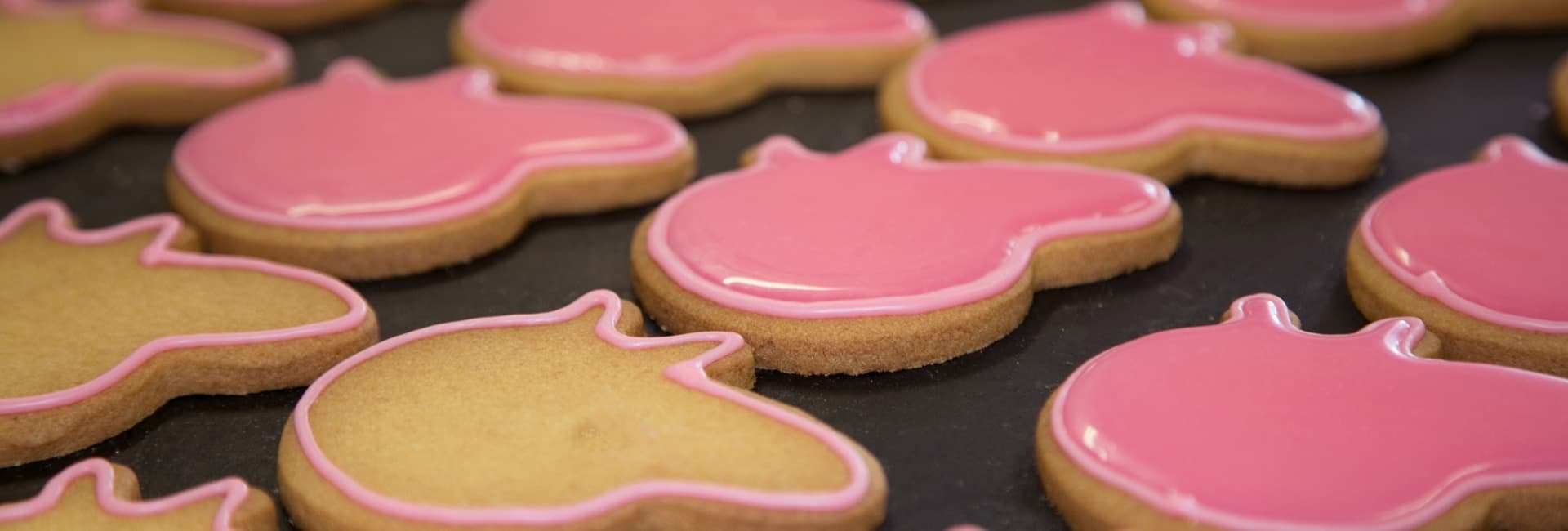 Galletas con glaseado rosa recién decoradas