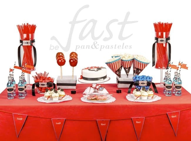 Mesa dulce temática en rojo y negro con tarta, cake pops y palomitas