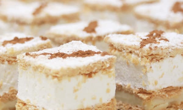 Porciones de milhojas de merengue con canela