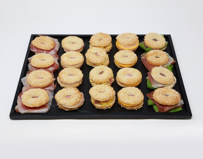 Bandeja de mini bocadillos de sésamo con embutidos y queso