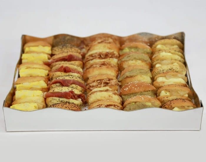 Bandeja de mini panecillos rellenos recién hechos en el obrador