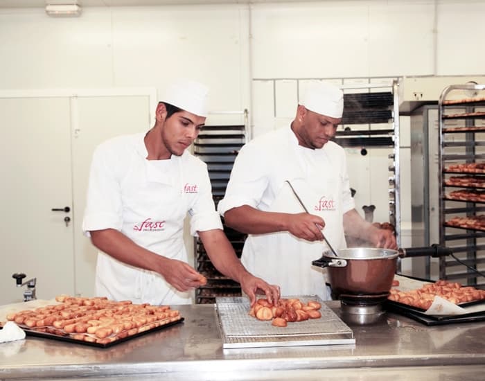 Dos pasteleros del obrador de Fast en Ajalvir preparando bollería artesana