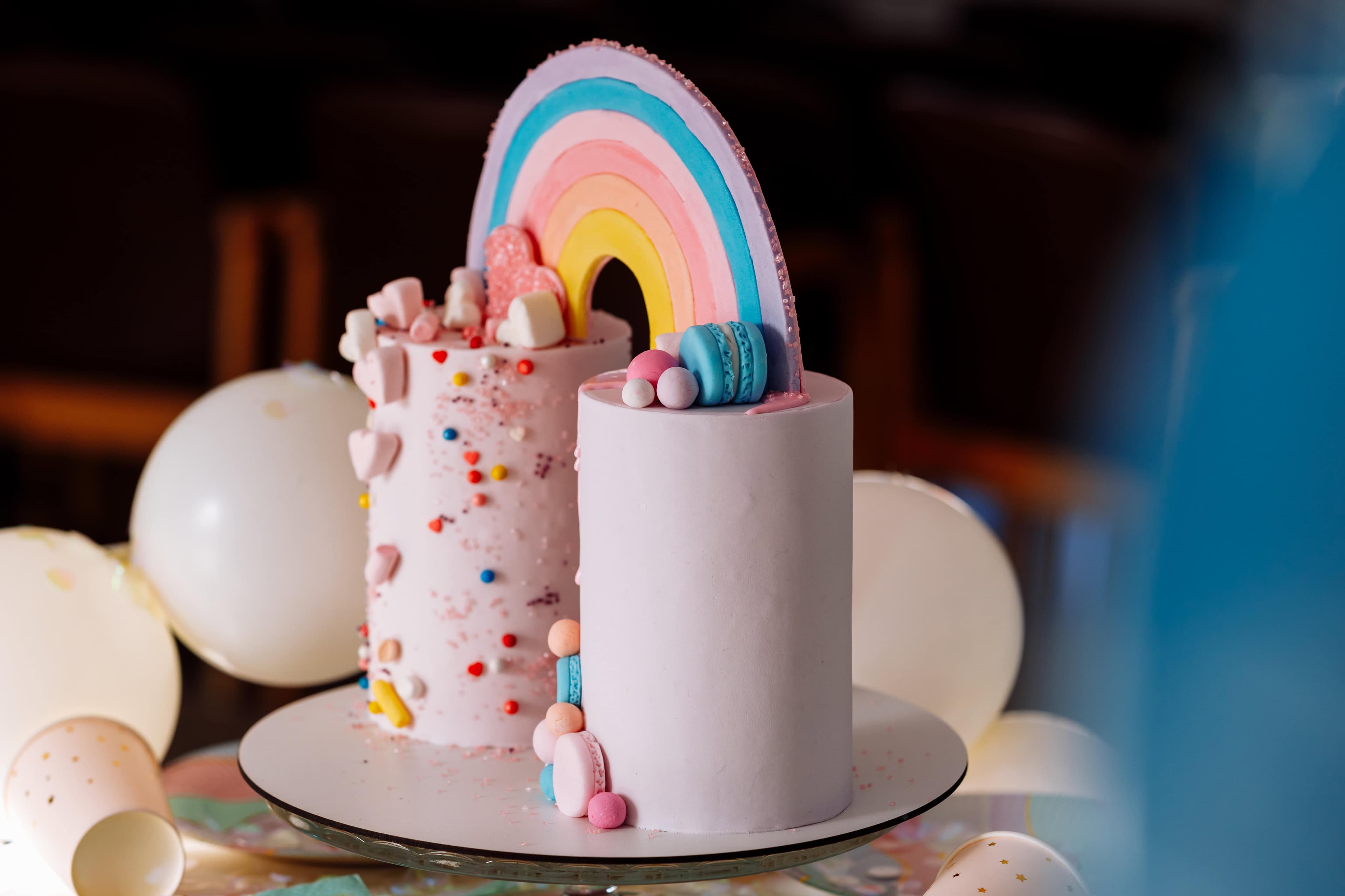 Tarta de cumpleaños de colores con fondant y golosinas