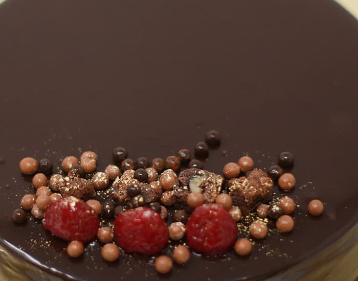 Tarta de glaseado espejo con frambuesas del obrador