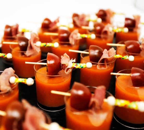 Vasitos de gazpacho con brocheta de tomate cherry y jamón