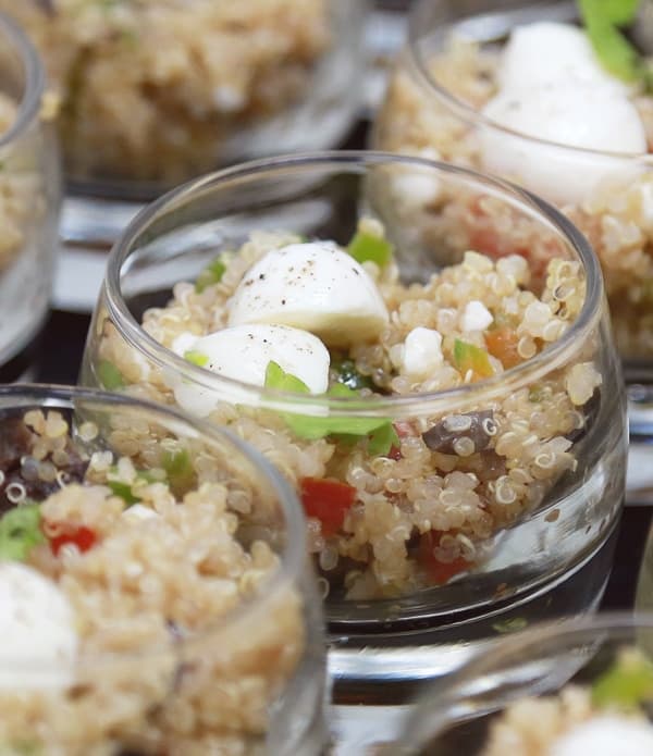 Vasitos de ensalada de quinoa con mozzarella y tomate