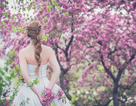 vestida de novia con flores moradas