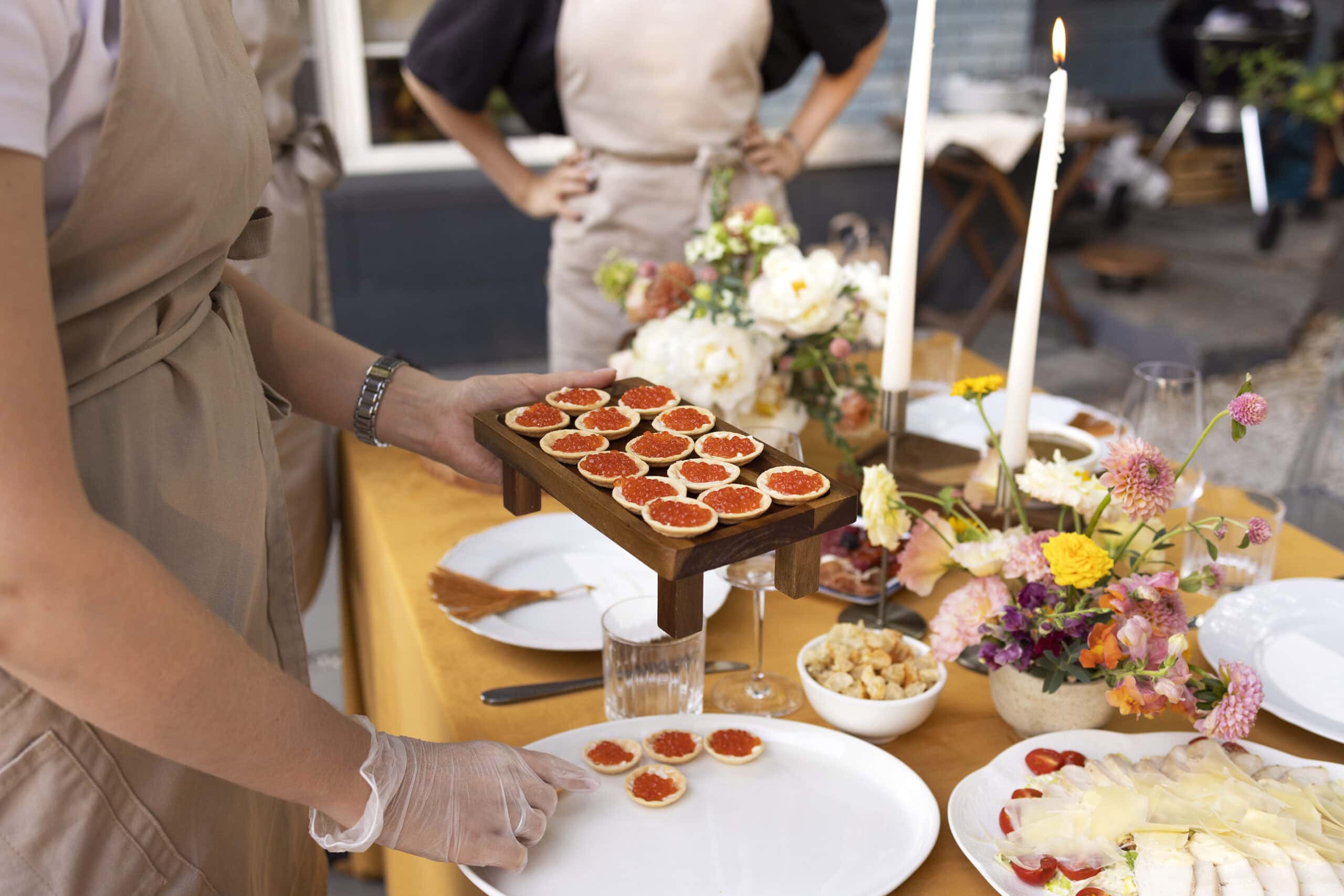 La mesa nupcial para los invitados, decorada con velas, se sirve con